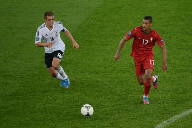 Nani e Lahm correm atrás da bola | 