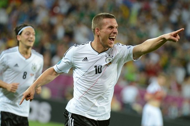 Podolski comemora gol alemão contra a Dinamarca | 