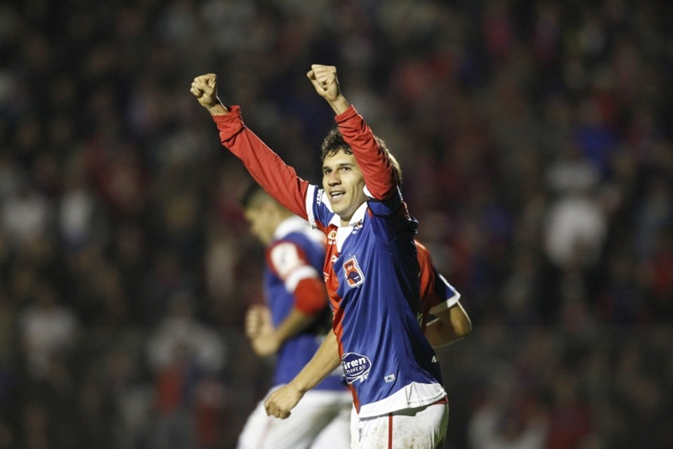 Lúcio Flávio comemora o segundo gol da vitória paranista sobre o JEC, o primeiro em sua volta ao clube | Daniel Castellano/ Gazeta do Povo