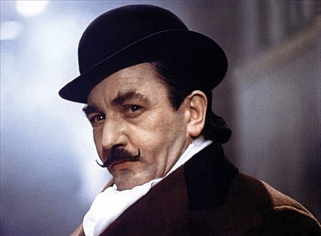 3) Hercule Poirot -Protagonista da maioria dos livros da autora inglesa Agatha Christie (1890-1976), é de nacionalidade belga e dono de uma personalidade exuberante. Foi vivido no cinema por Albert Finney (Assassinato no Expresso do Oriente, foto) e por Peter Ustinov (Morto sobre o Nilo). David Suchet interpretou o papel na série feita para a tevê. |