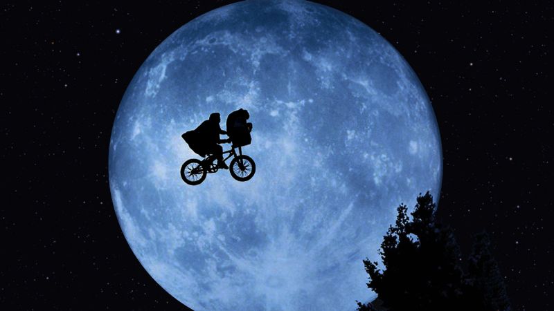 Uma das cenas que entraram para a galeria de imagens imortais do cinema: a bicicleta de Elliot alçando voo diante de uma estonteante Lua cheia com o E.T. na cestinha | Divulgação
