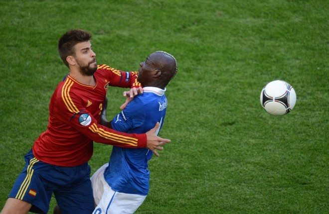 Trombada entre Balotelli e Pique |