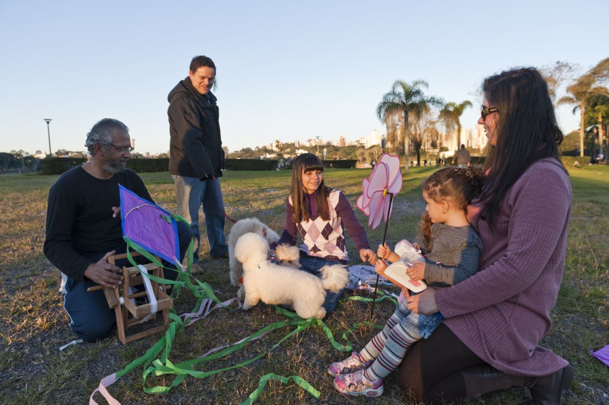 O aposentado Marcos de Almeida Santos passou a tarde de domingo com a família no Parque Barigui | Marcelo Andrade / Gazeta do Povo