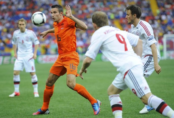 Atacante holandês Van Persie cercado por dinamarqueses | 