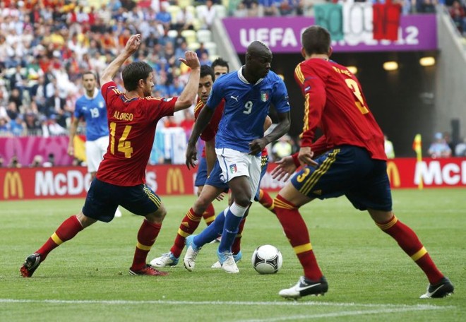 Em outro lance, Balotelli é cercado por espanhóis |