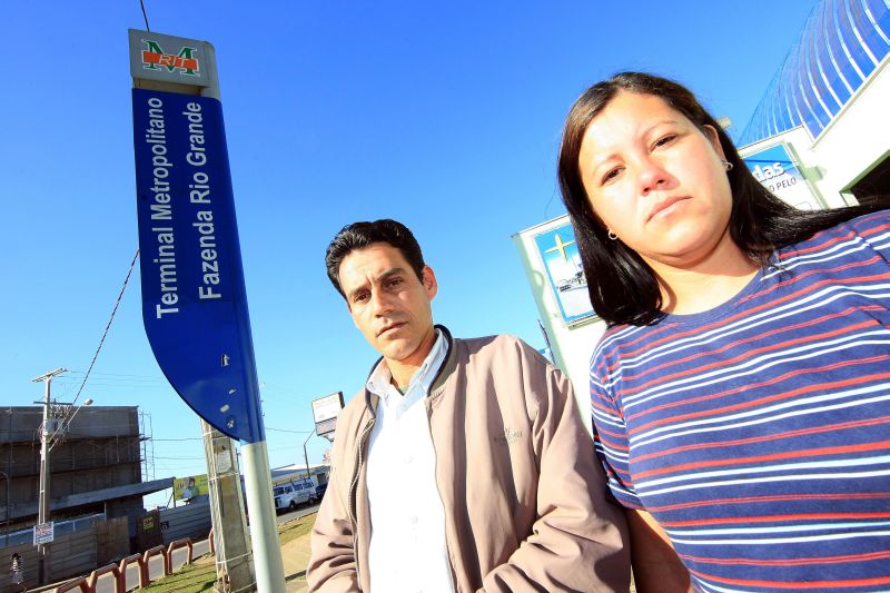 Sergio Silveira e sua esposa Gerli: demora dos ônibus que ligam a Fazenda Rio Grande à capital | Ivonaldo Alaxandre/ Gazeta do Povo