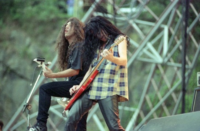 1994 - Uma noite inesquecível para qualquer roqueiro marcou aquele mês de novembro: Ramones, Sepultura, Raimundos e Viper, 30 mil fãs alucinados e uma tempestade com direito a trovões e raios atrás do palco |