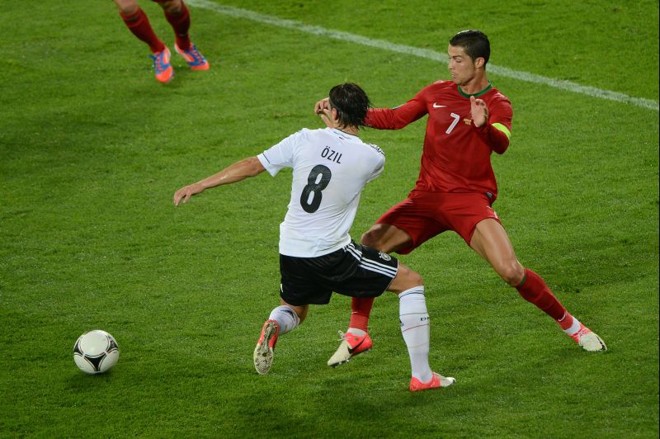 Ozil e Cristiano Ronaldo, companheiros de Real Madrid, duelaram na Euro | 