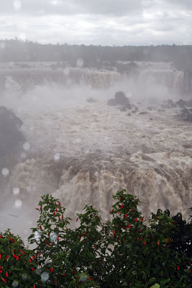 Com o tempo chuvoso em quase todo o Paraná, a vazão das Cataratas aumentou nos últimos dias |