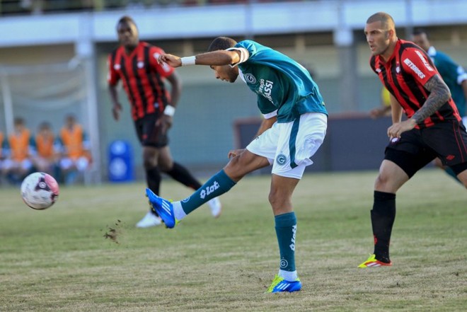 O jogador do Goiás passa por Fernandão, tenta o gol, mas não consege abrir o placar | 