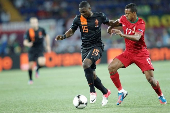 Holandês Willems tenta se livrar da marcação do português Nani | 