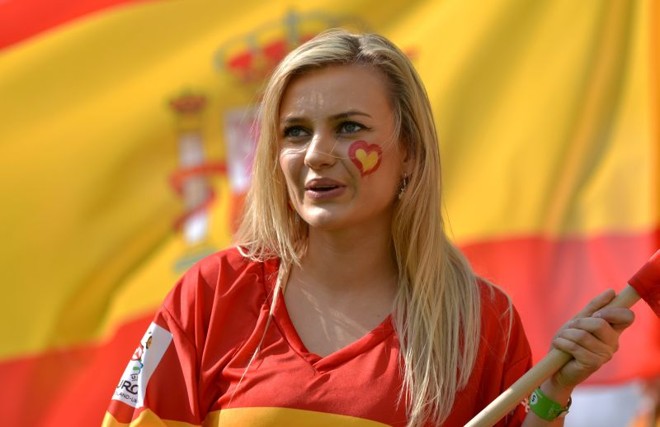 Torcedora com a bandeira espanhola ao fundo |