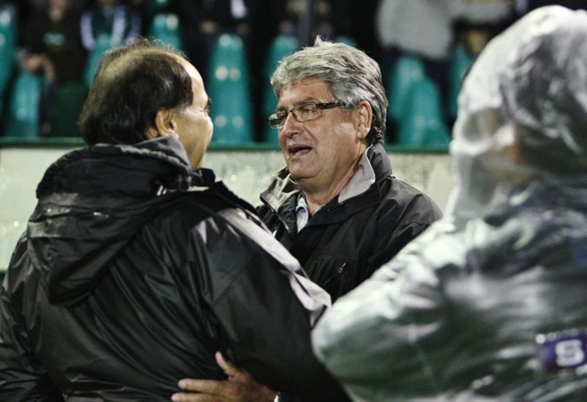 Marcelo Oliveira e Geninho se cumprimentam antes da partida |