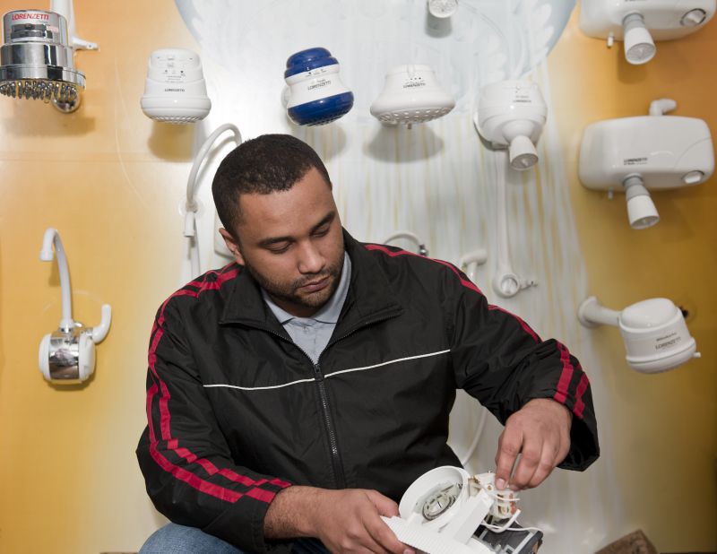 O técnico em materiais elétricos João Paulo dos Santos: para escolher o chuveiro elétrico, é preciso avaliar potência, vazão da água e instalação elétrica do imóvel | Marcelo Andrade/ Gazeta do Povo
