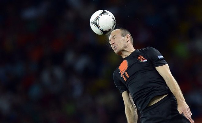 Robben tenta o cabeceio no jogo entre Holanda e Portugal | 