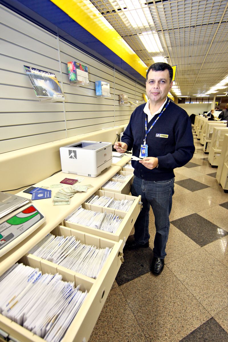 Amarildo de Lima, supervisor da agência central dos Correios de Curitiba: 10% dos 4 mil documentos encontrados mensalmente são retirados | Antônio More/ Gazeta do Povo