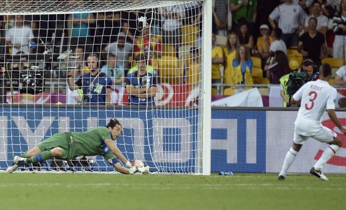 O goleiro italiano Buffon defende a cobrança de pênalti do inglês Ashley Cole | Filippo Monteforte/AFP