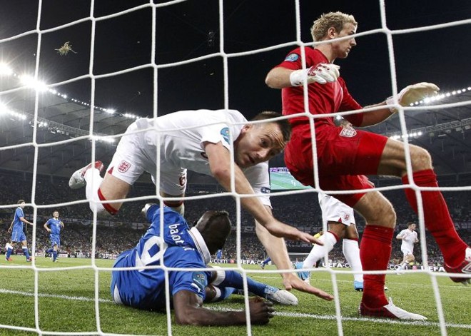 O zagueiro inglês Terry voa sobre Balotelli e cai dentro do gol | 