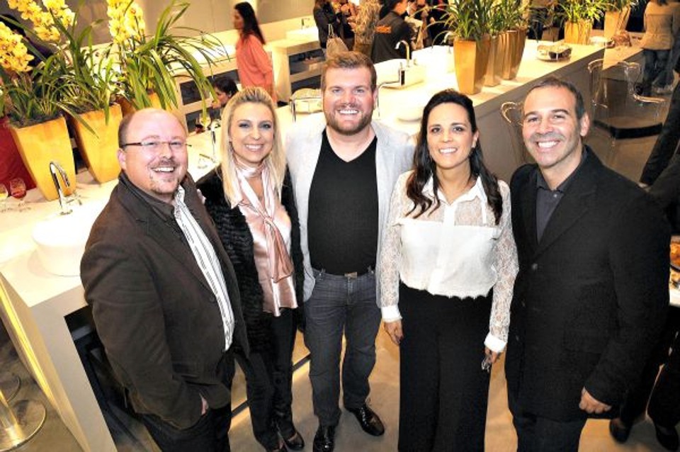 O arquiteto e designer Guilherme Torres (ao centro), londrinense radicado em São Paulo, veio especialmente para o coquetel de apresentação do novo showroom da Michelangelo Mármores e Granitos, nesta quarta-feira. Com ele na foto, os diretores da empresa, Giovani Araldi (à esq.), Priscila e Simone Fleischfresser, e o designer de interiores Marcos Soares, responsável pela repaginação da loja, no Jardim Botânico | Kraw Penas