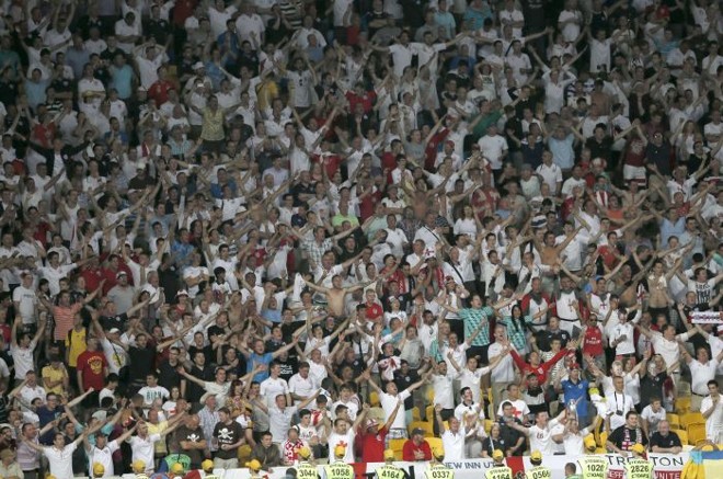 A torcida inglesa foi maioria absoluta no Estádio Olímpico de Kiev | 