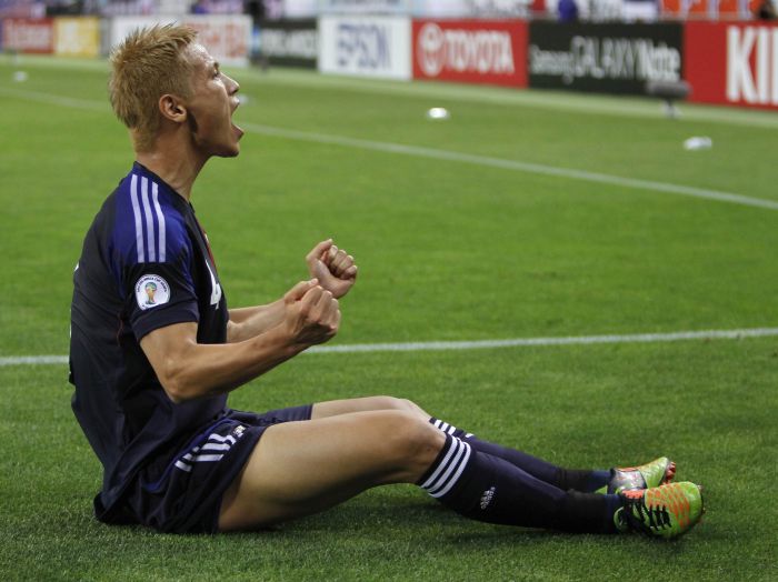 Keisuke Honda balançou a rede três vezes na vitória do Japão por 6 a 0 sobre a Jordânia em Saitama | Toru Hanai/Reuters
