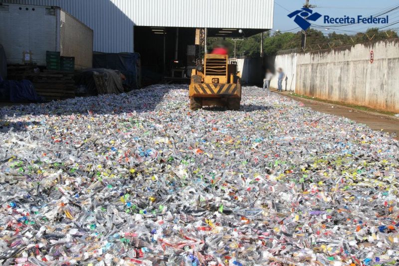 Relógios e peças de relógios foram destruídos com um rolo compressor em Foz do Iguaçu | Divulgação/Receita Federal