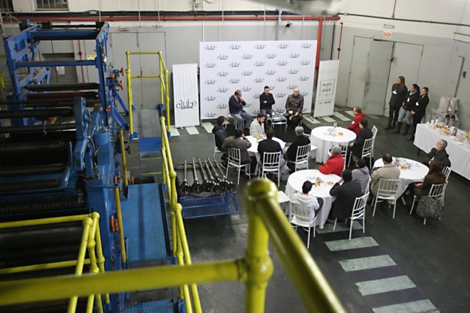 Imagem feita do alto da impressora do jornal mostra o encontro com colunistas |