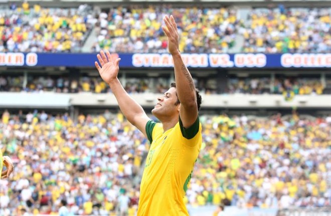 Hulk comemora o terceiro gol brasileiro | 