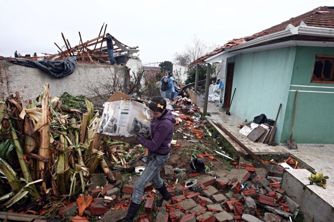 Em Araucária, na região metropolitana de Curitiba, diversas casas foram destelhadsa pela força do vento | Felipe Rosa/Gazeta do Povo