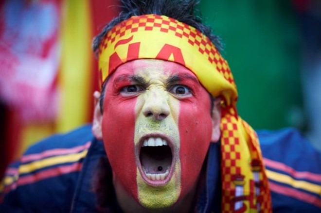 Torcedor espanhol comemora vitória sobre a Irlanda |