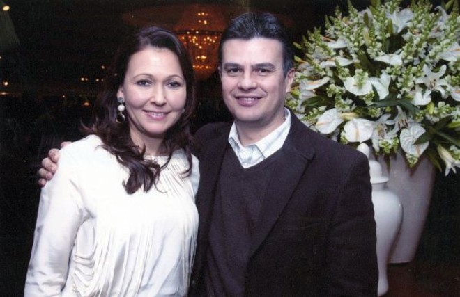 O presidente do Clube Curitibano, Joaquim Miró, com Maria Cristina, comemora o grandioso show de Emmerson Nogueira, que atraiu mais de 1.000 associados ao Salão Azul, no último dia 23. Após, o melhor da disco music com a banda Nega Fulô |