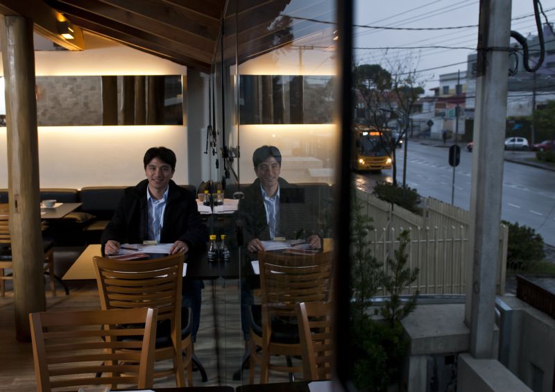 Yamawaki, da Proa Arquitetura: projeto do Taisho priorizou um espaço confortável e aconchegan- te, que permita a permanência do cliente por longo tempo | Marcelo Andrade/ Gazeta do Povo