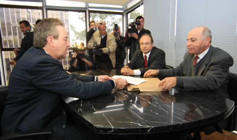 Ducci entrega sua declaração de IR ao procurador-geral de Justiça, Gilberto Giacóia, e declara: O dossiê da Veja é falso | Aniele Nascimento/ Gazeta do Povo