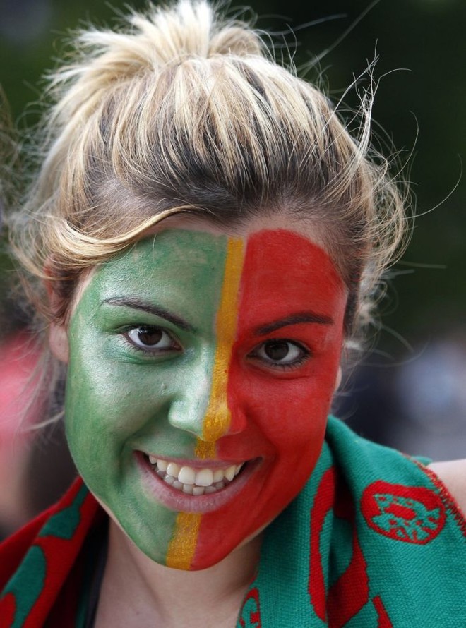 Torcedora portuguesa acompanha a partida contra a Holanda | 