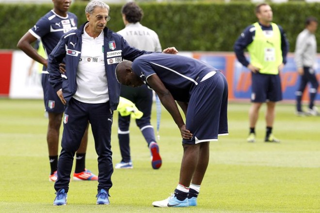 Balotelli sentiu contusão muscular na perna direita e preocupa a seleção italiana | Reuters