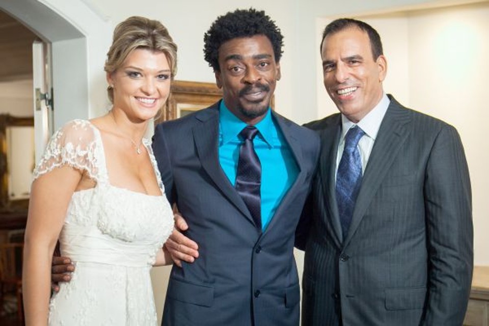 O cantor Seu Jorge, que animou o casamento do presidente da GVT, Amos Genish, e da advogada e chef Heloísa Becker, sábado passado em Florianópolis, caiu na dança com os convidados depois do show. O casal viajou para Positano e Capri, no sul da Itália | Lauro Maeda