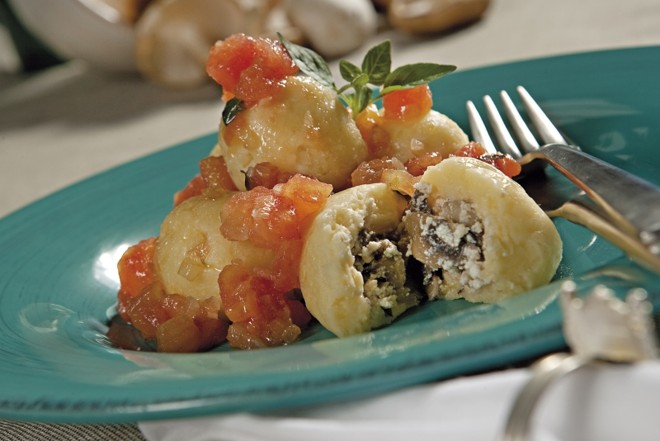 Substituindo a batata por mandioca, o chef Eunedes Bordim fez um nhoque recheado com cogumelos, especialmente para a reportagem | 