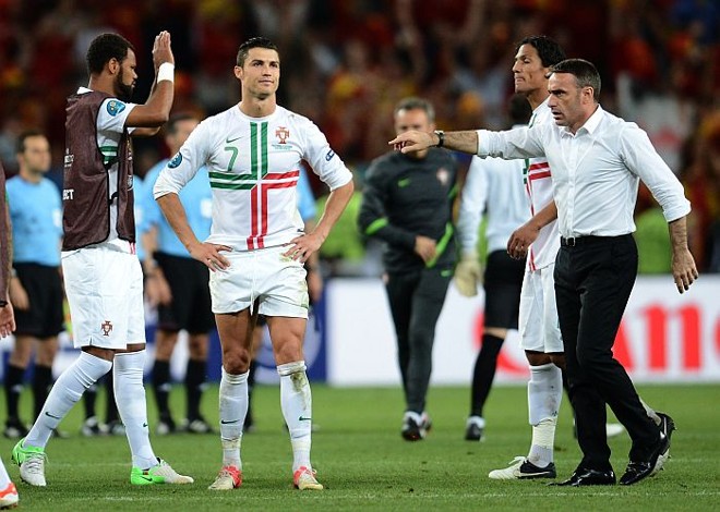 Cristiano Ronaldo e o técnico Paulo Bento lamentam a desclassificação portuguesa diante da Espanha |