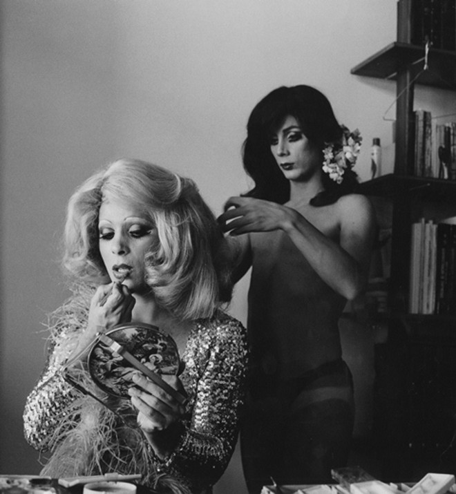 Os travestis Ludimila (Danton) e Carlos: apartamento da fotógrafa servia de estúdio improvisado |