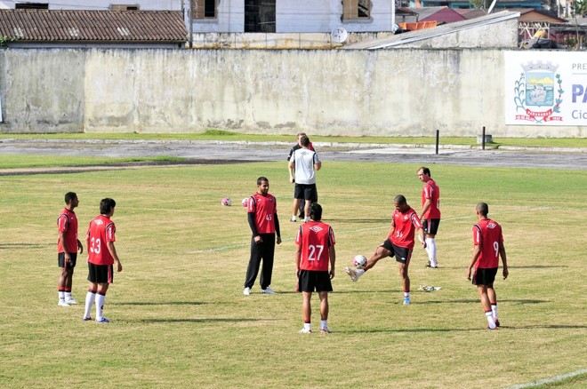 Jogadores batem bola antes do treino em Paranaguá |