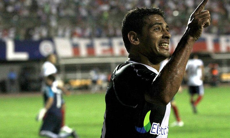 Diego Souza comemora o belo gol marcado sobre o Bahia neste domingo em Salvador | Marcelo Sadio/Vasco