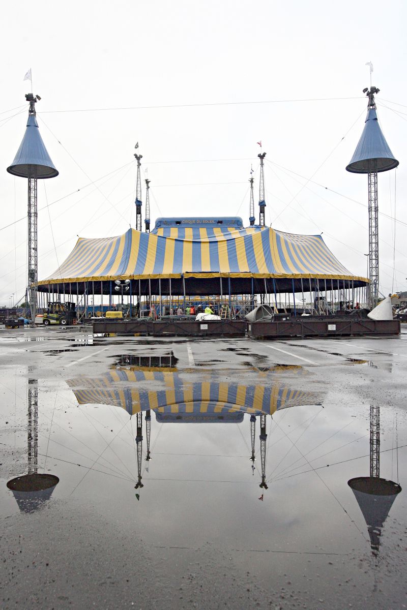 Ontem 220 operários ergueram a lona com capacidade para abrigar até 2,5 mil espectadores | Felipe Rosa/ Gazeta do Povo