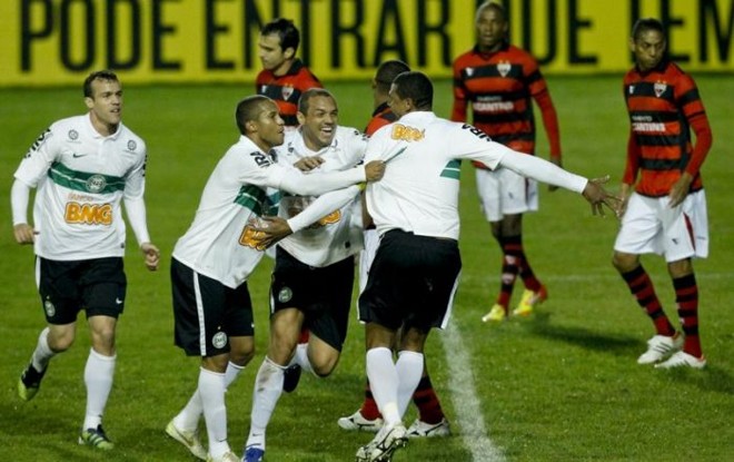 Jogadores comemoram o primeiro gol do Coritiba contra o Atlético-GO, do zagueiro Pereira | 