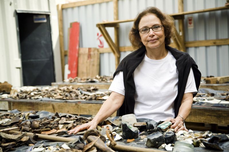 Material encontrado na Praça do Valongo, sob os cuidados da arqueóloga Tania Andrade Lima | Cecilia Acioli/ Agência O Globo
