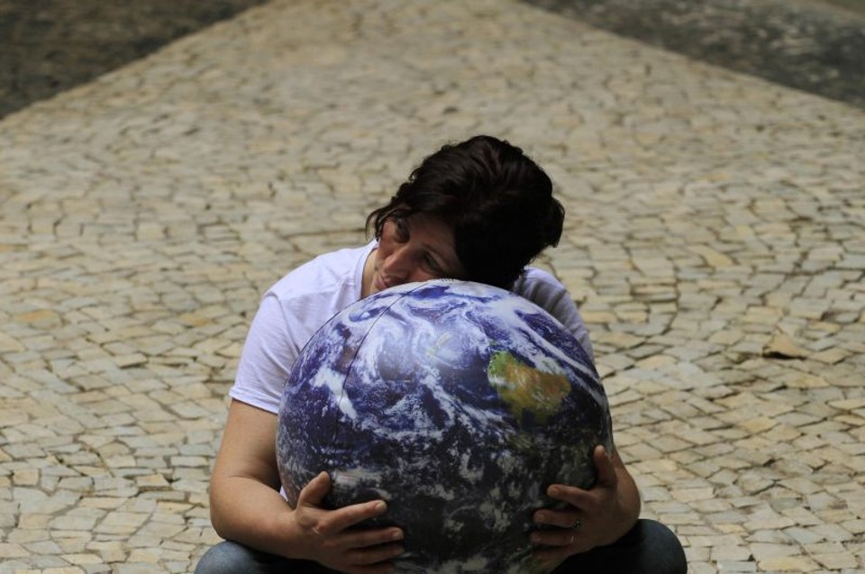 Manifestante na entrada do Riocentro, no Rio de Janeiro: falta de compromisso das nações decepcionou os ativistas | Nacho Doce/ Reuters