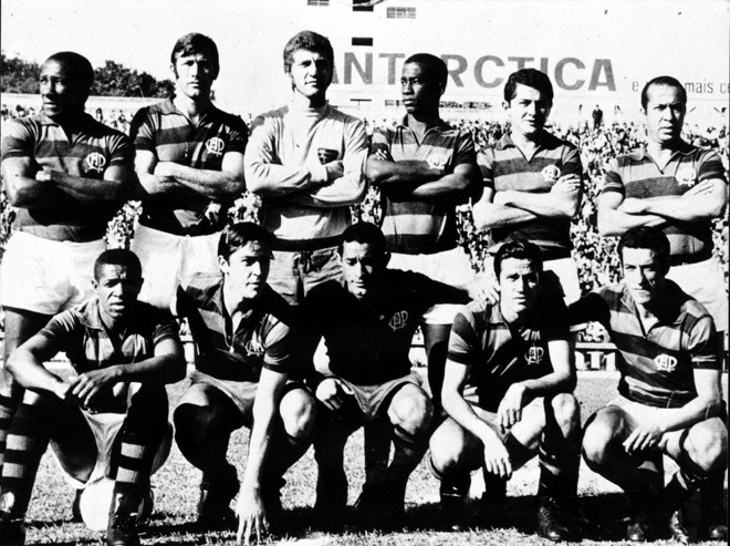 Em pé, da esquerda para a direita: Djalma Santos e Bellini em jogo do Robertão de 1968 | 