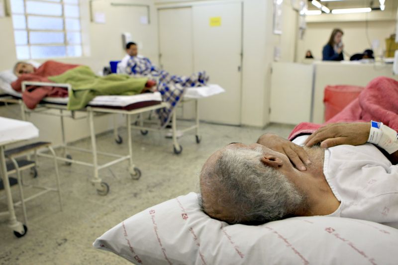 Sala de atendimento do Hospital Evangélico: sistema hospitalar de emergência está no limite | Aniele Nascimento/ Gazeta do Povo