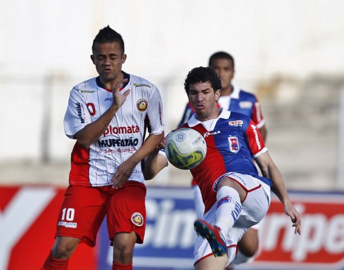 Disputa de bola no meio-campo. Paraná teve maior volume de jogo ao longo dos 90 minutos | Daniel Castellano/Gazeta do Povo