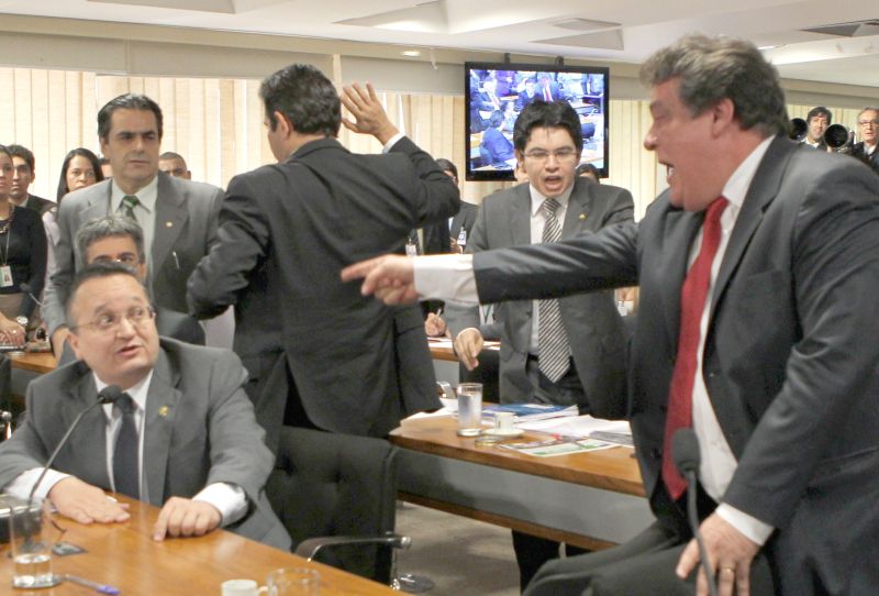 Silvio Costa (em pé) ficou irritado após Taques (de óculos) pedir para que interrompesse o discurso | Givaldo Barbosa/Ag. O Globo