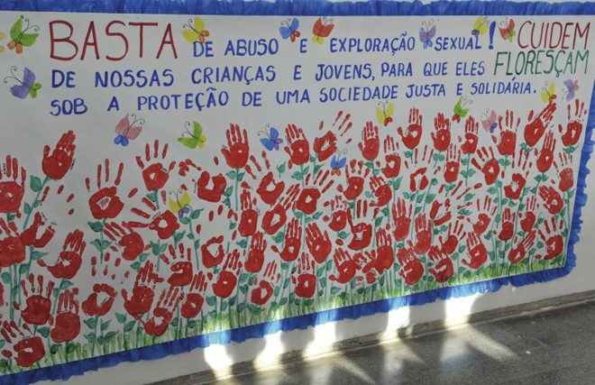 Cartaz feito por alunos de Brasília no Dia de Combate à Exploração Sexual de Crianças: denúncias ao Disque 100 aumentaram | Valter Campanato/ Agência Brasil